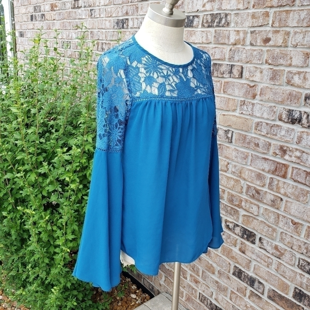 Want and Need Lace-Top Bell Sleeves Blouse M